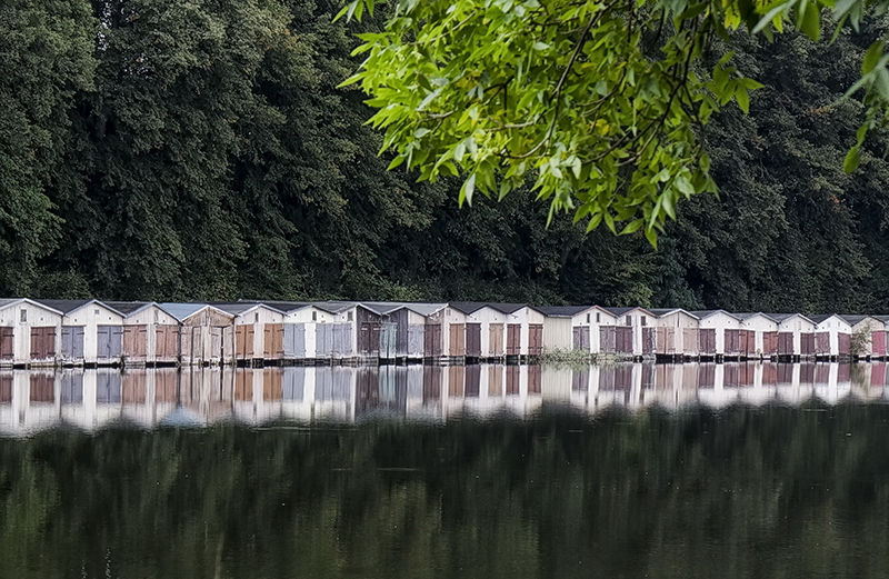 Mecklenburgische Seenplatte SAM_3803 Kopie.jpg - Alte Bootshäuser spiegeln sich im See